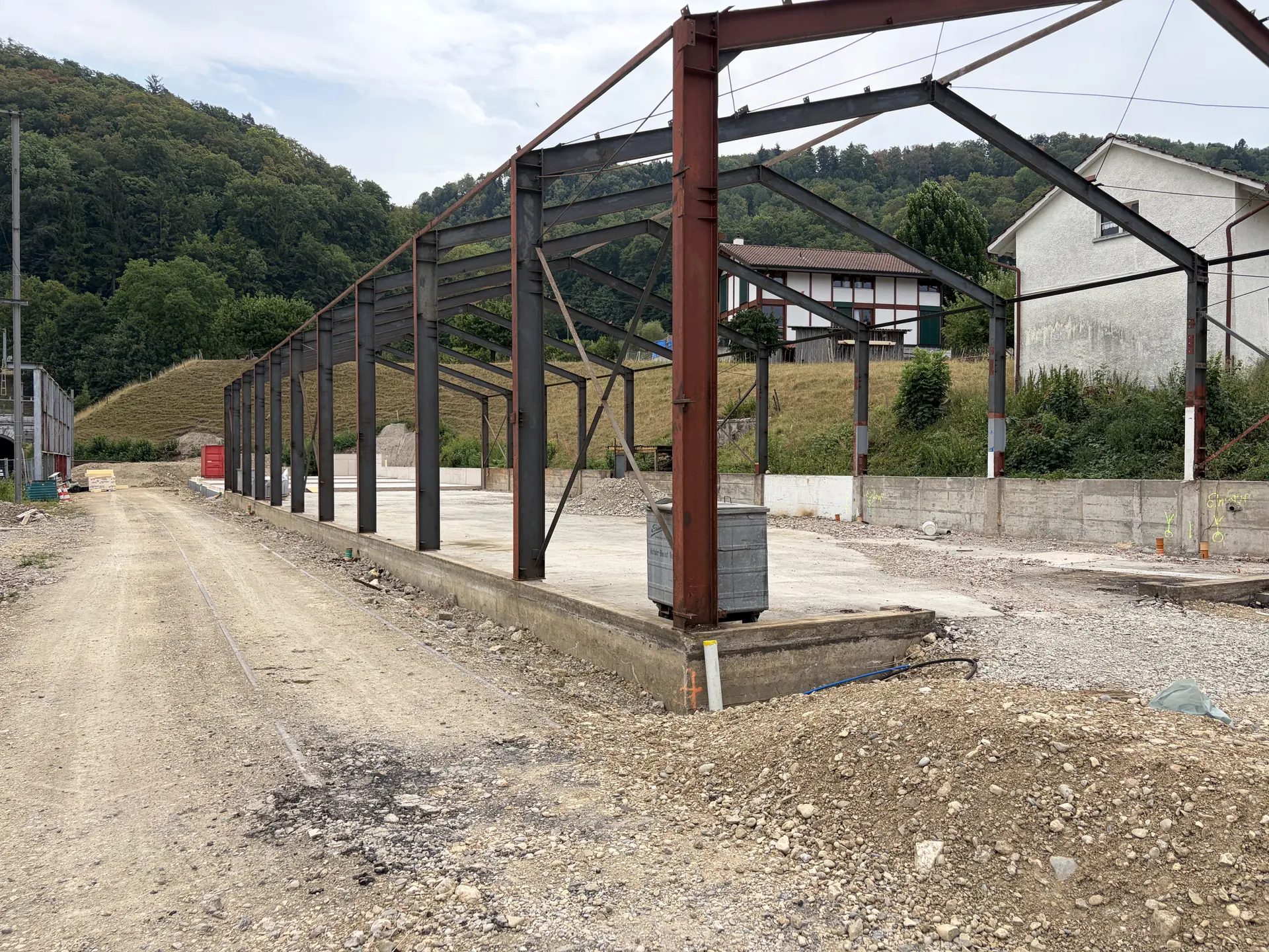 Die freigelegte Stahlkonstruktion der Halle auf der neuen Bodenplatte, daneben die Strasse und die Bahngleise