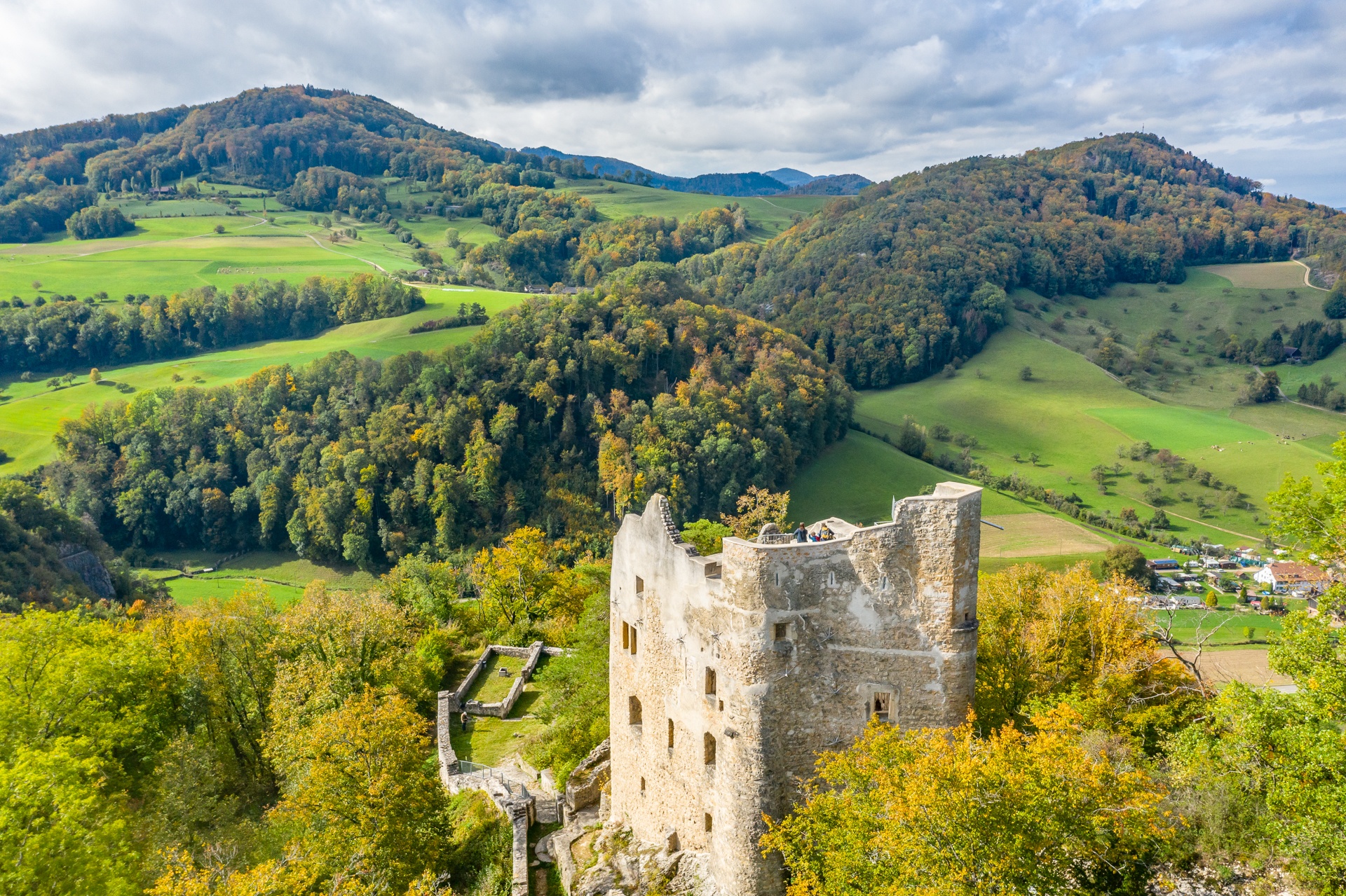 Der Hauptturm der Burgruine Homburg oberhalb von Läufelfingen